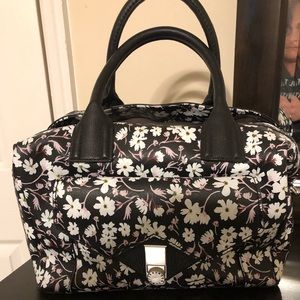 Guess women’s purse in  excellent condition
